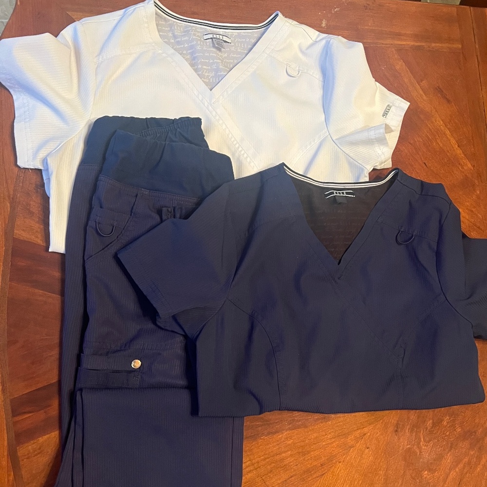 Elle brand scrub set. Navy blue top and bottom with additional white top